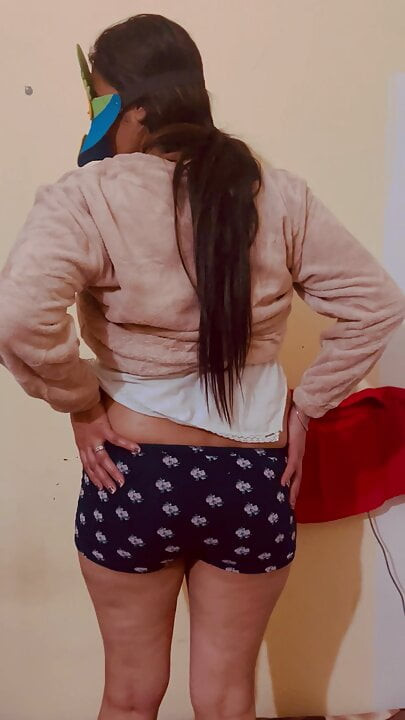 Seksi kız arkadaşım mandy brar kıyafetlerini çıkardı ve onu kedi ve göğüslerini gösterdi