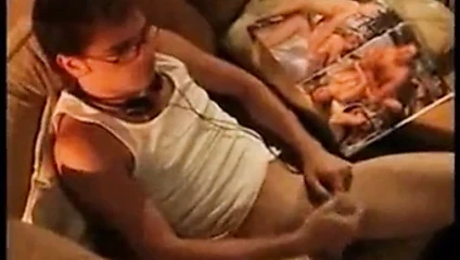 Baba adım oğlu ve adım oğulları arkadaşlar masturbasyon yapmak ve muslukları karşılaştırmak