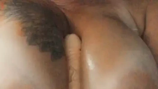 Göğüslerimin arasında sert bir yarağın nasıl hissettirdiğini seviyorum.