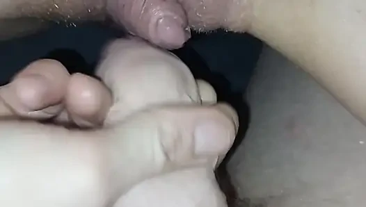 EVLI KADıN BÜYÜK KLITORISINI YARAĞıMLA DÖVÜYOR