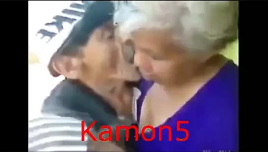 paquete en unos calzoncillos blancos