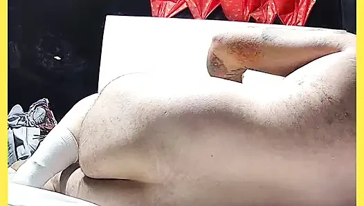 Anal seks yapmak için götünü ıslatıyorum
