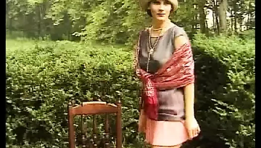 Milf Uschi befridigt sich Outdoor im Srebergarten