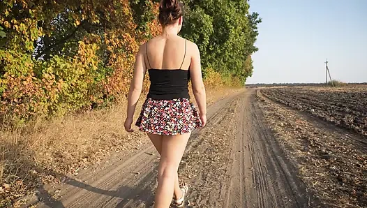 Kızı açık havada yürürken izliyorum upskrt tam arka külot