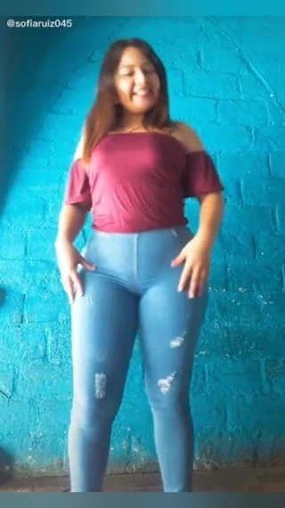 Novinha bunduda com a calcinha marcado muito