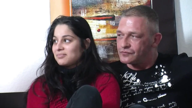 Сладкая молодая турецкая девушка перед камерой в первый раз