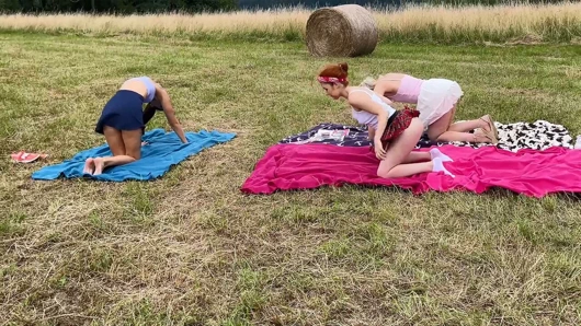 Hiçbir külot yoga - en kısa mini etekli açık hava kızları