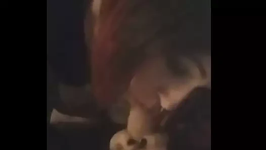 Azgın dövmeli karısı kocanın aletini emiyor.