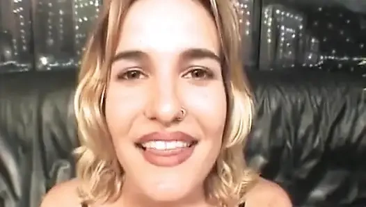 Sarışın hatun yüze boşalmak için büyük yarağı gırtlağına kadar alıyor