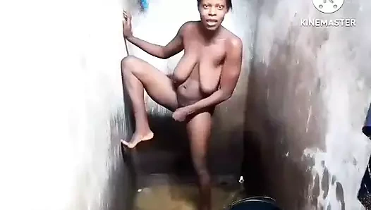 Ateşli büyük memeli hizmetçi sahibinin oğlu tarafından baştan çıkarılıyor ve sert sikiliyor