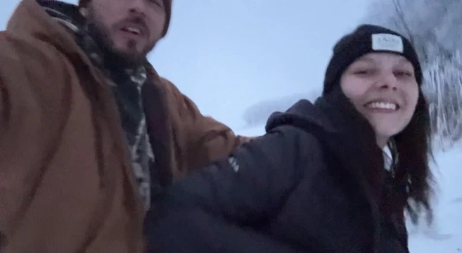 Açık havada kız neredeyse karda sert yarak alırken yakalanıyor