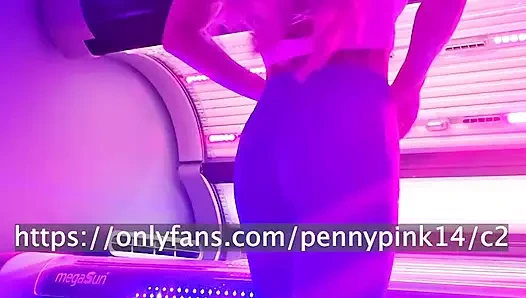 İngiliz kız şezlongdan önce soyunuyor