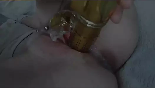 Vibratörümün beni becermesine izin verdim ve kedi kremi akıyor