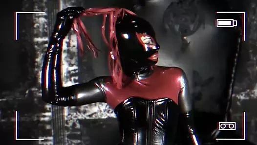 Kız latekste tam bir muhafaza deniyor