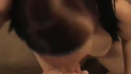 Tatlı esmer, yapışkan bir sürprizle uyanıyor. tadını çıkar