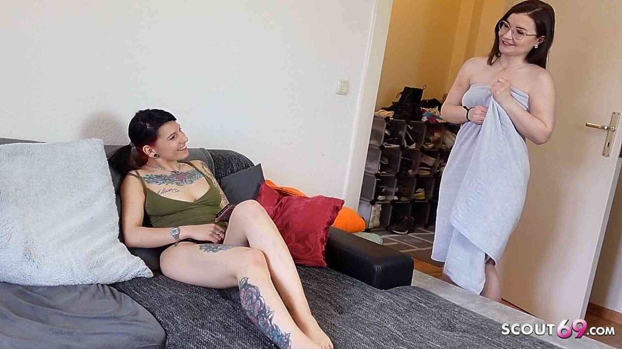 Yaşlı mürekkepli üvey kız kardeş yakalandı ve genç kızı minyonca ilk lezbiyen sekse ikna etti
