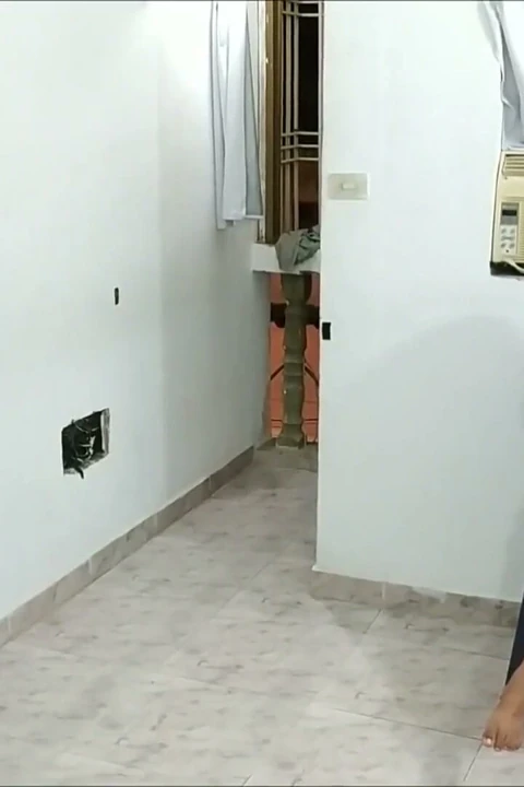 Büyük üvey kız kardeşinin yüksek topuklu ayakkabılarını izinsiz ödünç alıyorum