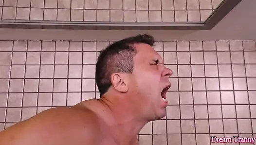 Tgirl vitoria neves gırtlağını sikiyor ve götünü siktiriyor