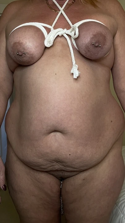 Tessa'nın bağlı göğüsleri ve ıslak kedi