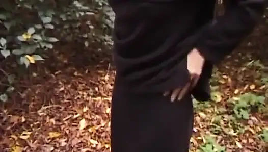 Almanya'dan sevimli genç kız açık havada mastürbasyon yapıyor