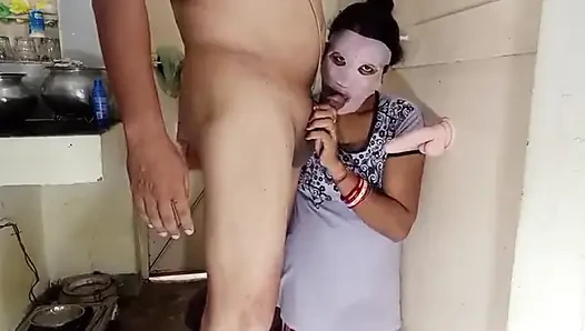 Yaramaz evli kadın aynı anda yarak ve dildoyla sikişiyor