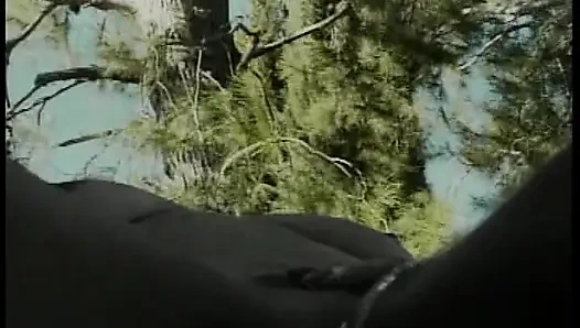 Mükemmel sarışın bebek ateşli kız arkadaşını açık havada parmaklıyor