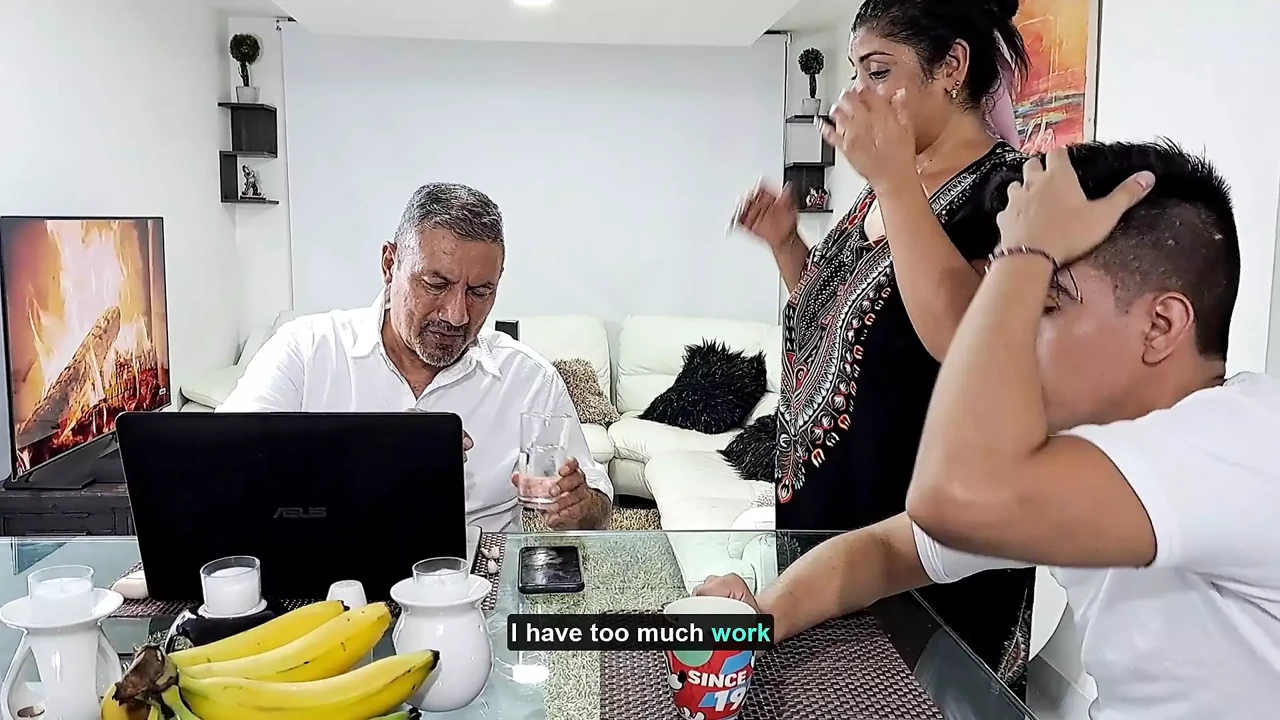 Üvey annemin yüzünü dölle dolduruyorum, bu kaltak amını yememi seviyor