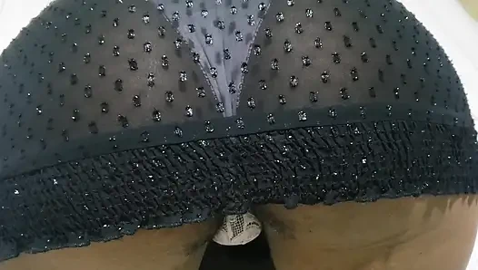 Ateşli esmer minyon kız sıkı amcığını göstermek için külotlu ateşli bir elbise içinde