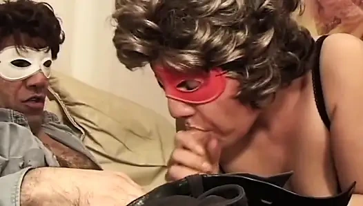 Con los ojos vendados milf goteando semen después de intensos golpes