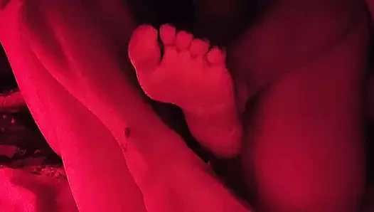 Minyon onlyfans kız ayak ve dildo kombinasyonu yapıyor