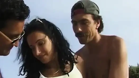 Almanya'dan sevimli genç kız plajda çifte sikiliyor