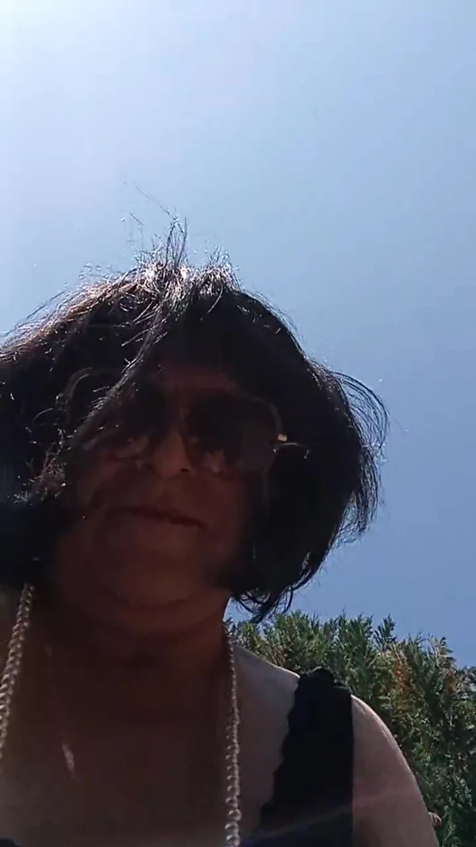 Travesti açık havada yapay penisle oynuyor