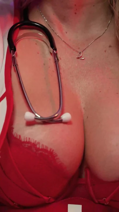 Эпический момент из "MyPervyFamily - Мачеха косплеирует в качестве горячей медсестры - Элли Тай"