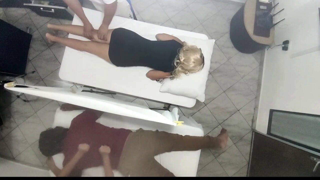 Çiftlerin masaj salonunda kocasının yanında güzel karısının vücuduna erotik masaj. Kaydedildi