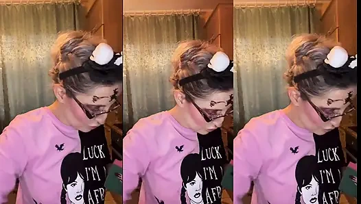 Kadın kılıklı, paranı harcarken sana gözlüklerimi ve dudaklarımı yalatacağım