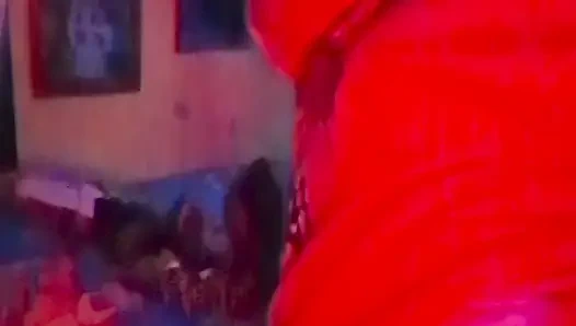 Karanlıkta, dışarı çıkarız ve oynarız. Tamamen çıplak.