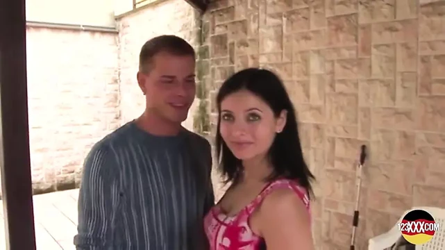 Islak amının derinliklerinde sert bir yarağı seviyor