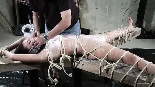 Gözlüklü bağlı Asyalı sürtük amını erkek egemenliğiyle hitachi ile ovuyor
