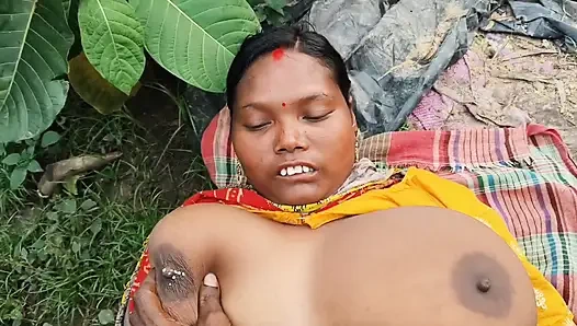 Indian hot wife ki Jungle Safai karte waqt chudai ki
