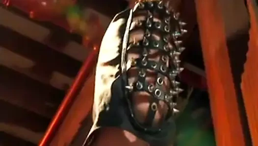 Odada beş seksi götlü hatun birbirlerinin amını emiyor