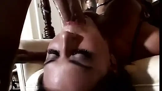 Azgın esmer hatun yarak emiyor