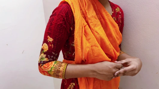 Çalışan kızın evde sahibi var amcığını sikiyor