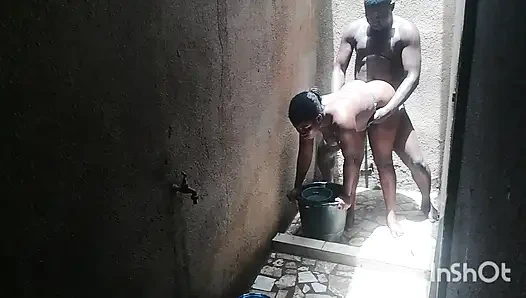 En iyi arkadaşımın karısı özel kısımlarını yıkarken beni duşta aradı. Cezbediciliğime karşı koyamadım.