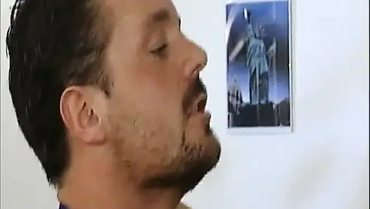 Büyük memeli esmer Alman ateşli anne klasik olarak kalın yarağa biniyor