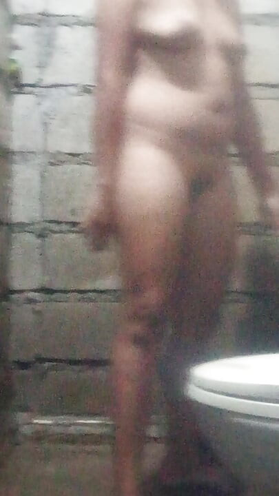 Kocam eve gelmeden önce banyo yapıyor