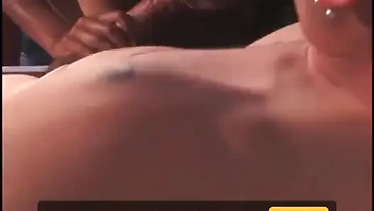 Kırmızı topuklu hemşire aletini emmek için seksi hasta delikanlının üstüne çıkıyor