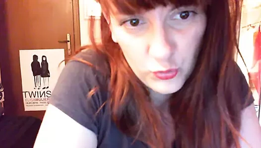 Nicoletta hakim ve küçük bir penis wanker aşağılıyor