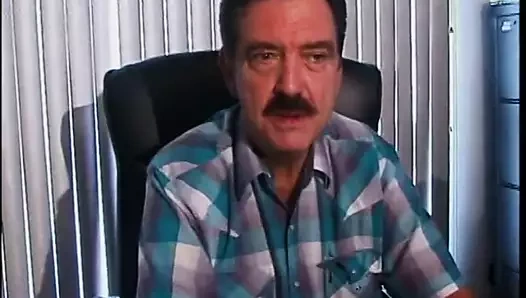 iki esmer babes emmek üzerinde bir Sabit horoz