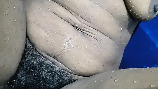 Yağmur yağıyor ev yapımı seks, ateşli evli kadın büyük amcık ve kıllı amcık yakın çekim