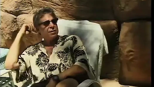 Büyük memeli sarışın yüzüyor sonra sikiliyor